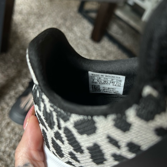 Adidas Womens swift run shoes size 7. Leopard - Picture 3 of 4